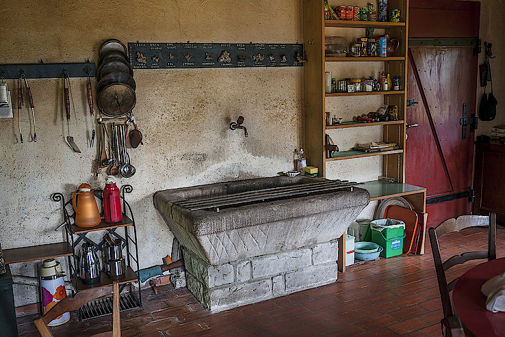 Vista do interior da cozinha (tanque de pedra)