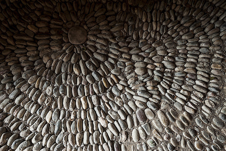 Détail d’une spirale de pavés galets près de la Tour de Bollingen
