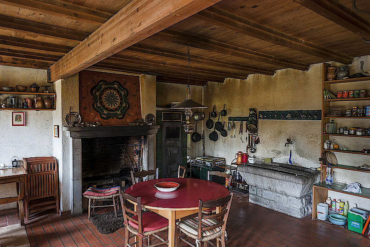 Vue intérieure de la cuisine (cheminée)