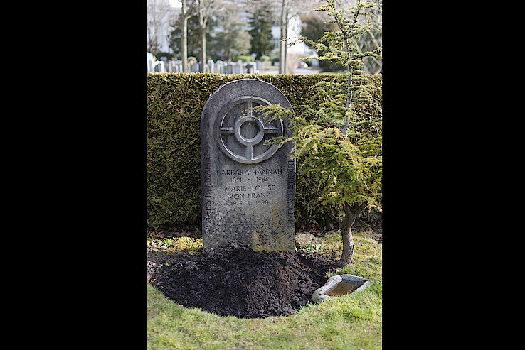 Lapide funeraria di Marie-Louise von Franz e Barba Hannah nel cimitero di Küsnacht