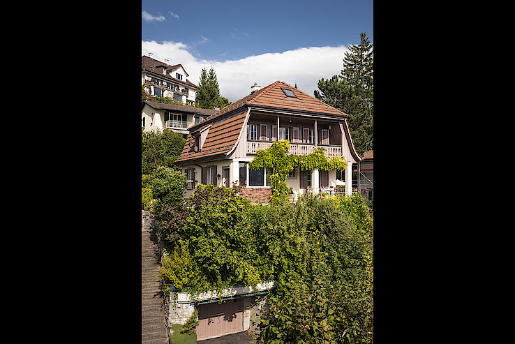 Her home at Lindenbergstrasse 15 in Küsnacht