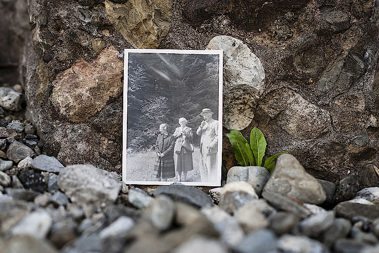 Marie-Louise von Franz avec Barbara Hannah et C. G. Jung (de g. à dr.) à Bollingen, à l’endroit où elle bâtira plus tard sa tour